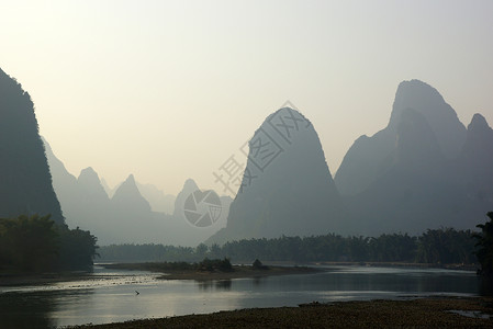 中国广西省桂林Yyu Yangsuo长河景观 地形 稻田图片
