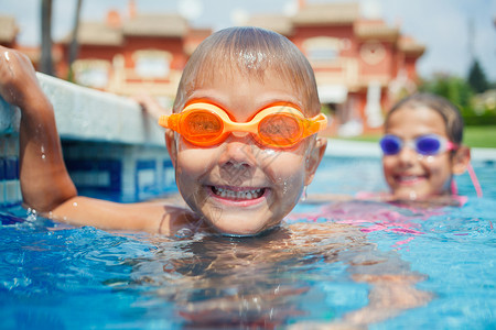 B 集合体上的活动 快乐 晴天 娱乐 游泳衣 蓝色的 孩子背景图片