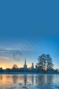 冬季背景 日出时有教堂背景图片