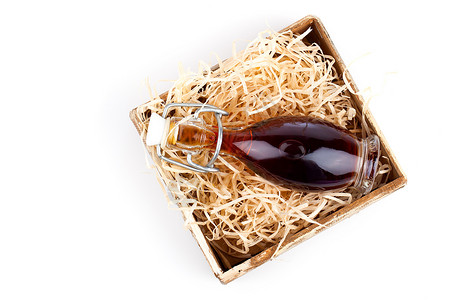 红酒背标瓶装红酒或草药糖浆 用木制盒装 在白背面上 稻草 礼物背景