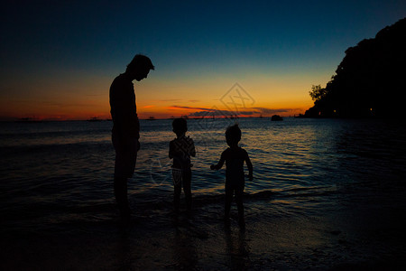 礼献父亲菲律宾博拉凯海滩日落时 父亲和女儿们的休礼会背景