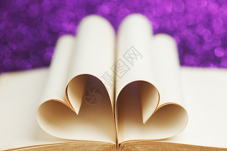 书里面的心 闪光 爱 闪亮的 紫色的 浪漫的 空白的背景图片