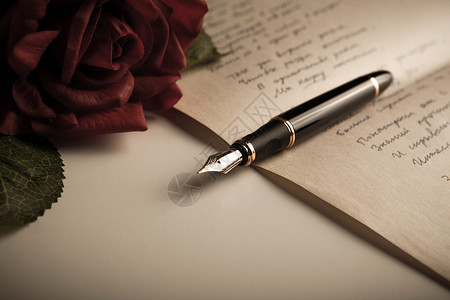 墨水钢笔带玫瑰的文本页纸上的钢笔 挫折 商业 爱 床单背景