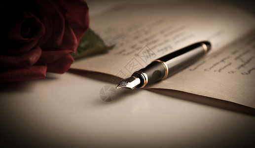 带玫瑰的文本页纸上的钢笔 作品 夜间 故事 喷泉背景图片