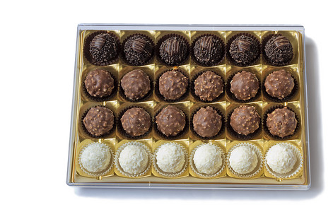 白色背景的盒子里有巧克力甜食 棕色的 生日 一顿美餐背景图片