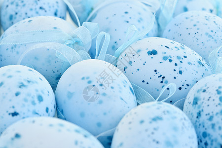 蓝色复活节鸡蛋 装潢 漂亮的 丝带 喜庆的 春天 假期背景图片