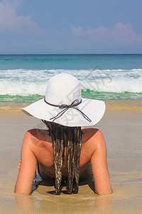 坐在白帽子上享受暑假的年轻女性青年 绿松石 长滩岛图片