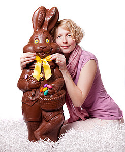 抱彩蛋的兔子巧克力复活节兔子的金发女孩调整背景