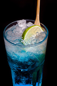 蓝色鸡尾酒和黑色背景的石灰高清图片
