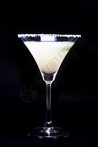 玻璃中的玛格丽塔酒杯 黑色背景与石灰隔绝高清图片