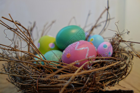 复活节鸡蛋 五颜六色的 稻草 传统 绿色的 蓝色的 木头背景图片