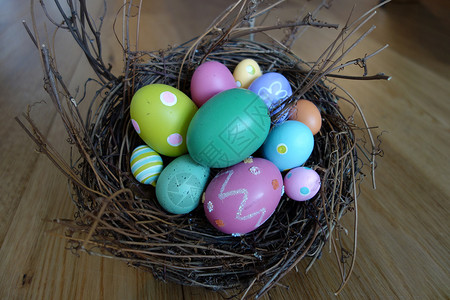 复活节鸡蛋 篮子 装饰的 假期 巢 春天 粉色的 五颜六色的背景图片
