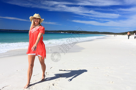海姆斯海滩快乐的女子在美丽的海滩上行走背景