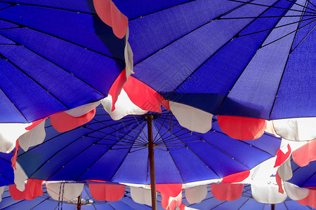 海滩雨伞 蓝色的 安全 天气 日光浴背景图片