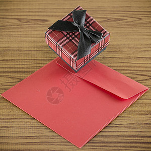 红色礼品盒和信封 纸 包装纸 美丽的 妈妈们 假期 惊喜背景图片