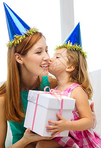 身戴蓝帽子的母亲和女儿 带着恩惠的角 假期高清图片
