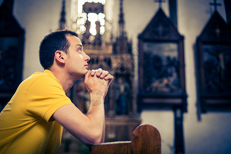 英俊的年轻人在教堂祈祷 新教 精神 虔诚 上帝 大教堂背景图片