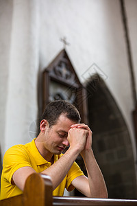 英俊的年轻人在教堂祈祷 虔诚 精神 宗教 新教 爱背景图片