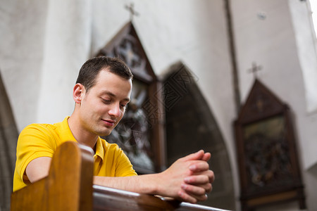 英俊的年轻人在教堂祈祷 基督 大教堂 基督教 虔诚 希望背景图片