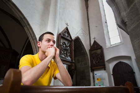 英俊的年轻人在教堂祈祷 信仰 精神 祷告 上帝背景图片