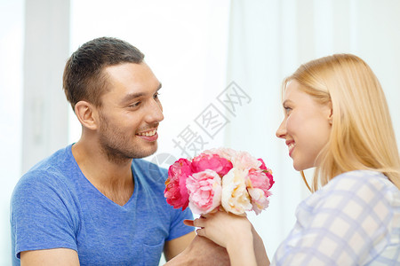 花儿对我笑男人笑着在家里送鲜花给女人 妻子 夫妻 微笑背景