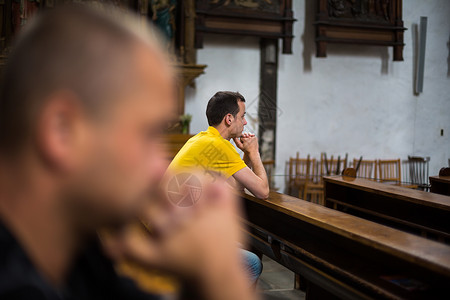 英俊的年轻人在教堂祈祷 哥特 女孩 信仰 文化 精神背景图片