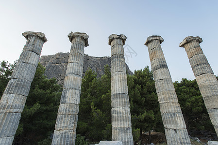 普里埃内柱 古老的废墟 石头 古代文明 火鸡 建筑与建筑物 建筑学 假期背景图片