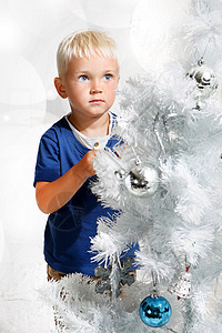 男孩打扮圣诞树图片