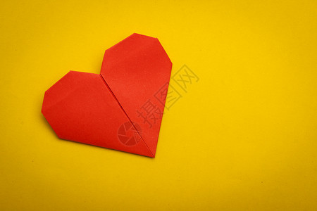 折纸心脏 黄色的 情人节 礼物 问候语 爱 红色的背景图片