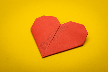 折纸心脏 红色的 假期 简单的 礼物 情感 浪漫的 情人节背景图片