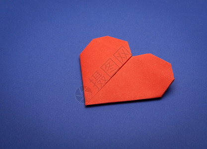 折纸心脏 红色的 浪漫 问候语 快乐的 假期 蓝色的 礼物背景图片