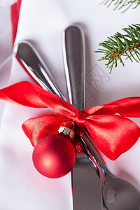 浪漫的红色圣诞餐桌 丝带 用餐 季节 装饰风格 树背景图片