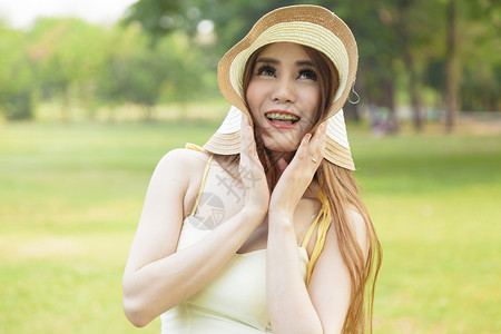 戴帽子的妇女 草 裙子 花园 美丽的 年轻的 女性 放松图片