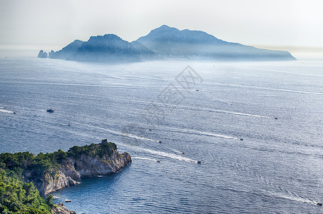 意大利卡普里岛 美丽的 意大利语 蓝色的 水 巡航 地平线 海滩背景图片