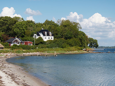 丹麦福博格附近的海滩边上的房子图片