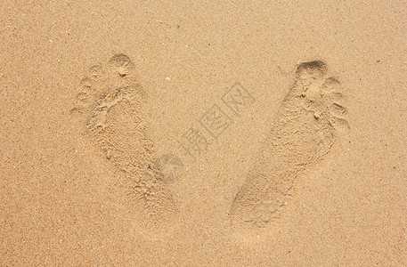 海滩上两个脚印图片