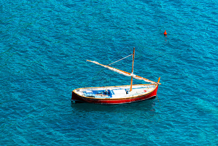 海上小型木林帆船高清图片