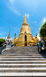 曼谷金色的切迪王宫 在泰国古老的庙宇背景图片