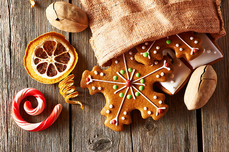 饼干袋圣诞节自制的姜饼饼干 柑橘 粗麻布 坚果 肉桂背景
