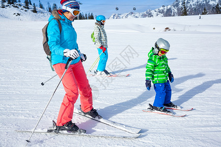 两个孩子的母亲 享受冬假的假期 雪 天空 成人高清图片