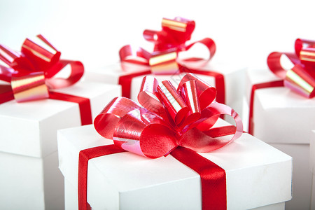 灰色上的白色礼品盒 惊喜 剪贴画 展示 圣诞节 红色的背景图片