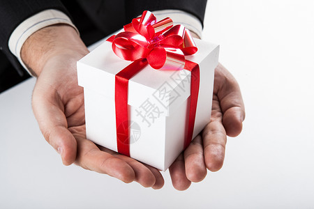 手拿着红色丝带的白色礼品盒 捐款 纸 纸板 弓背景图片
