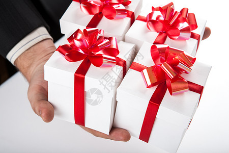 手拿着红色丝带的白色礼品盒 剪贴画 红色的 包装 感恩图片