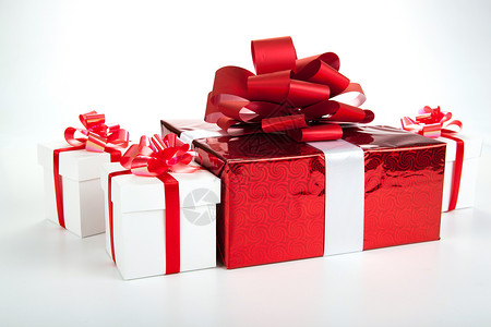 一个红色礼品盒灰色的白色礼物盒 纸 丝带 婚礼背景图片