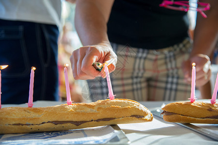 生日 庆典 巧克力 木头 甜的 派对 食物 粉色的 火焰 火背景图片