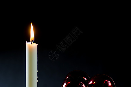 红圣诞节球的烧着蜡烛背景图片