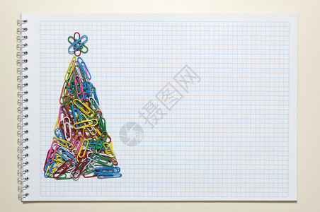 用文具制作的圣诞贺卡 树 问候卡 冬天 补给品 假期背景图片