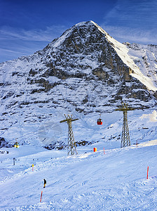 冬季运动度假胜地Swis salps山坡上滑雪者高清图片