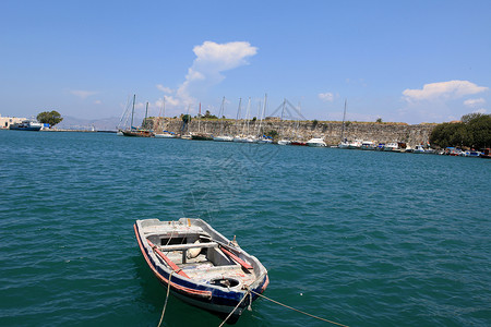进入科斯镇港 码头 海 地中海 钓鱼 船背景图片