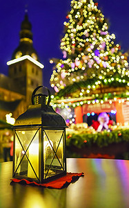 欧洲圣诞市场绿灯灯店 大教堂 圣诞树 温暖的背景图片